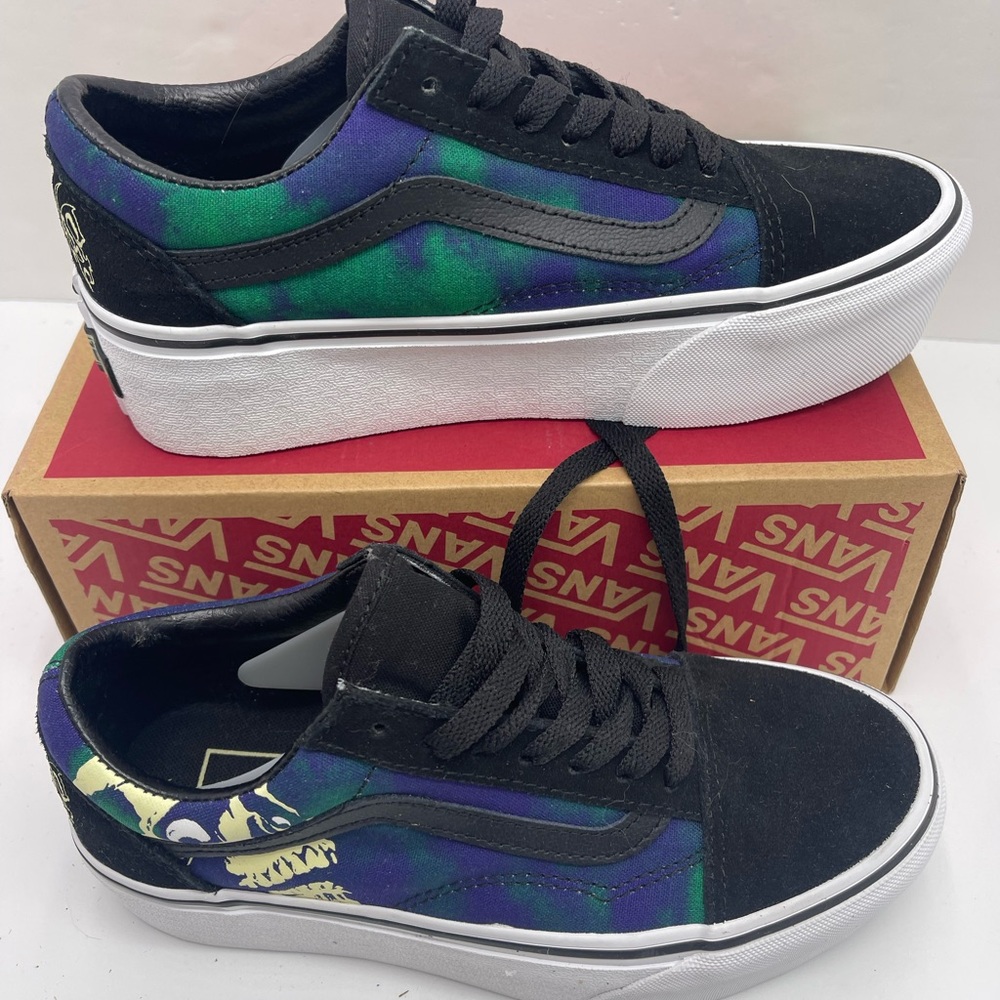 Vans WMNS Black Multi Old Skool Stackform
Midnight Glow Black
Platform Sneakers - Picture 2 of 16